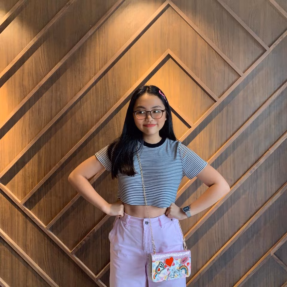 Ở tuổi 16, "cô bé dân ca" đã lột xác thành một thiếu nữ chuộng phong cách thời trang khoe eo gợi cảm.