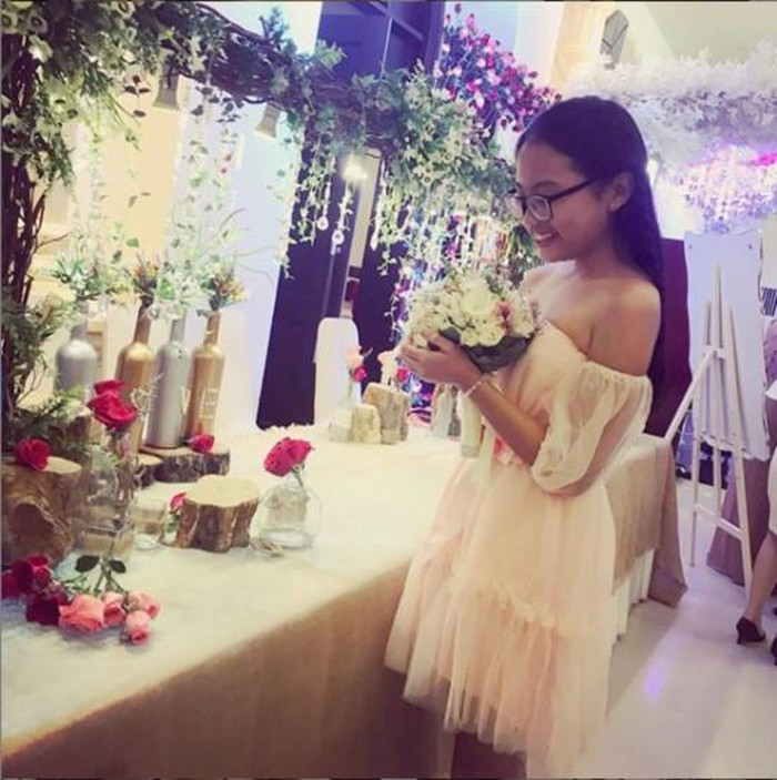 Cô bé cũng chăm diện những trang phục gợi cảm hơn như áo trễ vai, quần short ngắn, váy duyên dáng, nữ tính.