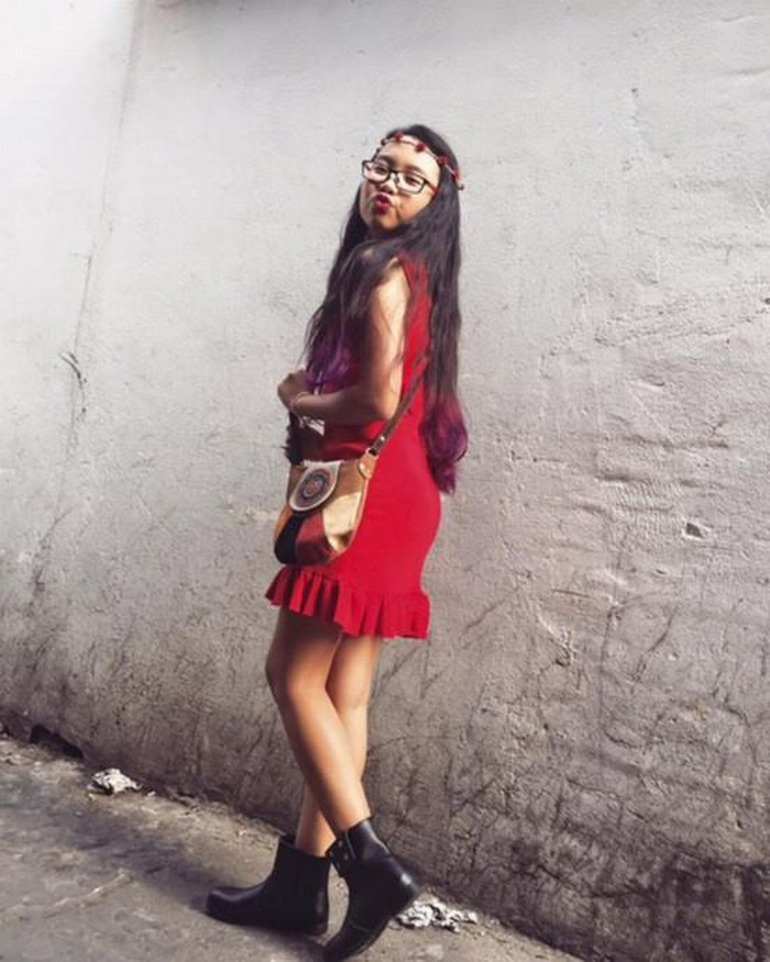 Cô bé dân ca cũng rất chăm chỉ diện váy vóc.