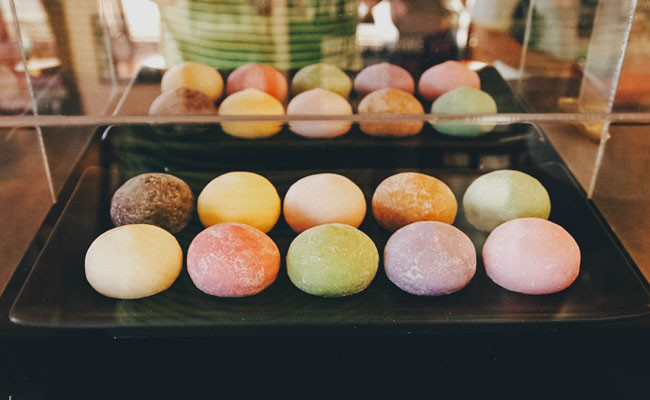 Trong chuyến công tác ở Đài Loan mới đây, nhân vật Vũ trong Về Nhà đi con đã chọn mua món bánh mochi cực nổi tiếng về biếu gia đình bên vợ và được các thành viên rất hài lòng.