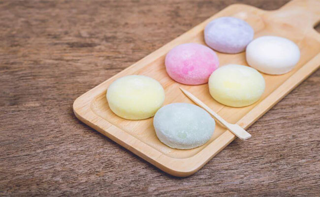 Những chiếc bánh mochi xinh xắn với nhiều màu sắc dễ thương, là món ăn vặt ngọt ngào và dễ gây nghiện. Ảnh: Internet.