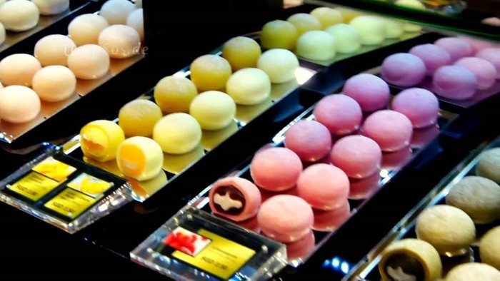 Bánh mochi truyền thống Đài Loan được làm từ bột gạo nếp và có nhân từ đậu đỏ xay nhuyễn. Bánh được nặn thành từng chiếc bánh tròn nhỏ và xinh xắn, sau đó lăn qua một lớp bột đậu phộng.