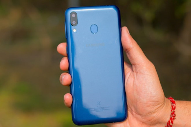 Tại Việt Nam Samsung chỉ mang mẫu Galaxy M20 về bán với giá 5 triệu đồng. Điểm nổi bật trên model này đến từ viên pin dung lượng lớn 5.000 mAh. Máy được tích hợp công nghệ sạc nhanh. Với 10 phút sạc, Galaxy M20 có thể đáp ứng 3 giờ đàm thoại, 3 giờ xem video hay 10 giờ nghe nhạc liên tục.