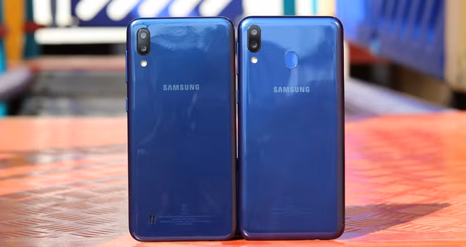 Hiện tại vẫn chưa có thông tin và giá bán của Galaxy M10 tại thị trường Việt Nam. Model này có thiết kế tương tự Galaxy M20 nhưng cấu hình và giá bán thấp hơn.