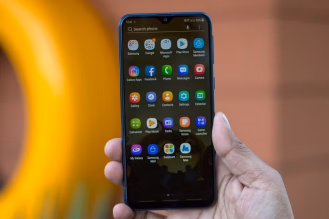 Galaxy M20 dùng chip Exynos 7885 8 nhân, tốc độ xung nhịp 1.6 GHz, RAM 3 GB và bộ nhớ trong 32 GB. Máy chạy trên nền Android 8.1 và tuỳ biến lại theo giao diện Samsung Experience 9.5. Model này có tính năng mở khoá bằng khuôn mặt và cảm biến vân tay phía sau. 