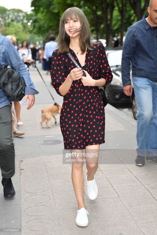 Lisa luôn gây ấn tượng với phong cách thời trang giản dị nhưng vô cùng nữ tính và bắt mắt của mình