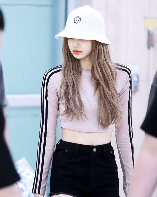 Những chiếc áo croptop chính là "bảo bối" giúp Lisa khoe eo thon.