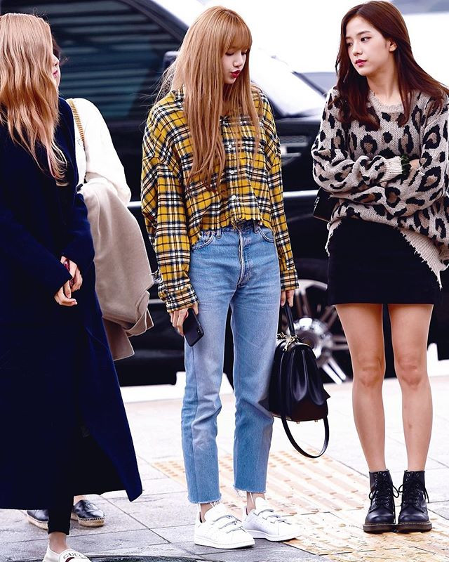 Lisa có chút bụi bặm và rất trẻ trung khi phối áo sơ mi kẻ vàng dáng rộng với quần jeans đơn giản và sneakers.