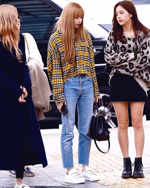 Lisa có chút bụi bặm và rất trẻ trung khi phối áo sơ mi kẻ vàng dáng rộng với quần jeans đơn giản và sneakers.