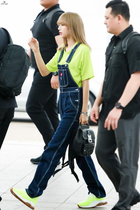 Lisa xây dựng hình ảnh trẻ trung và năng động khi phối áo phông màu xanh neon với quần yếm bò.