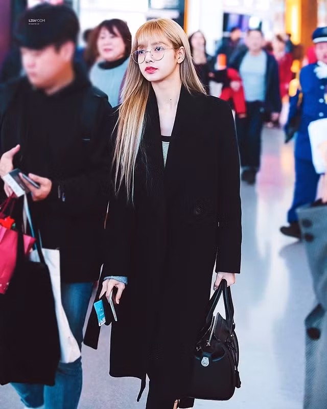Chiếc áo khoác đen dáng dài khiến cô nàng trông cao ráo và xinh xắn hơn.