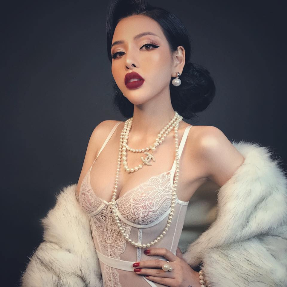 Người đẹp này rất chuộng các kiểu trang phục hở bạo khoe vòng một "ngồn ngộn".