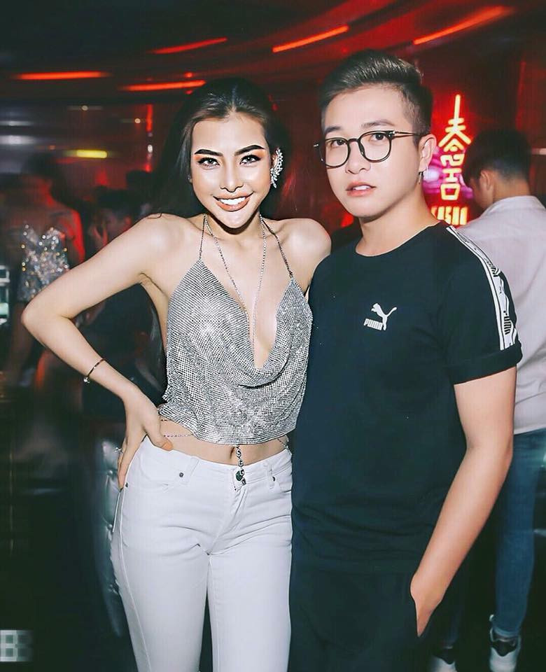 Tủ đồ của Mai Hương có không ít kiểu áo mặc như không mặc thế này. Ảnh: FBNV.