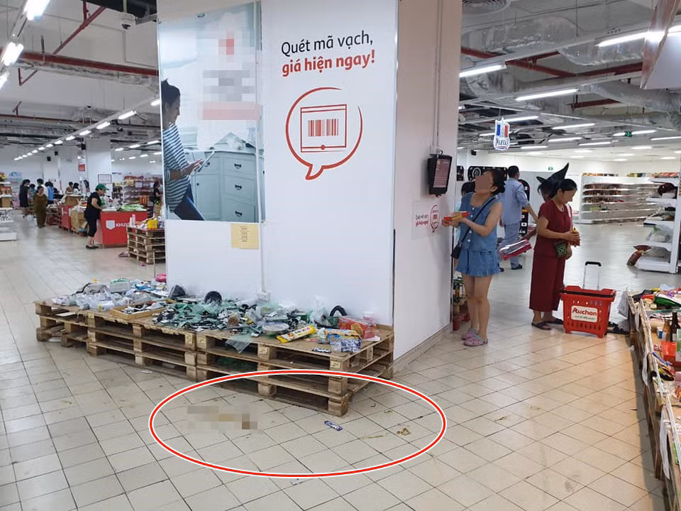 Phu huynh vo tu cho con di dai tien trong sieu thi hien dai-Hinh-4