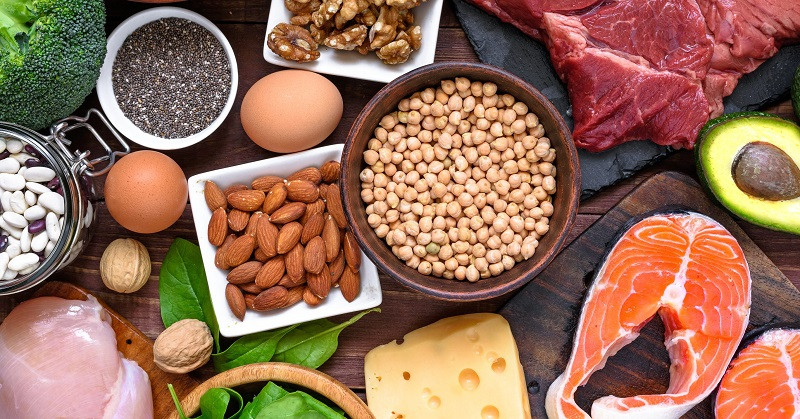 Thực phẩm giàu protein: Ăn đầy đủ protein sẽ cải thiện chức năng não, hạn chế được nguy cơ bị trầm cảm. Theo một nghiên cứu, các acid amin trong protein đều chi phối hoạt động của nhiều dây dẫn truyền thần kinh não. Những loại thực phẩm như cá ngừ, gà, đậu, ngũ cốc, trứng đều giàu giàu hàm lượng axit amin tryptophan. Đây là chất cần thiết cho quá trình hình thành serotonin – hormone giúp cải thiện tâm trạng.