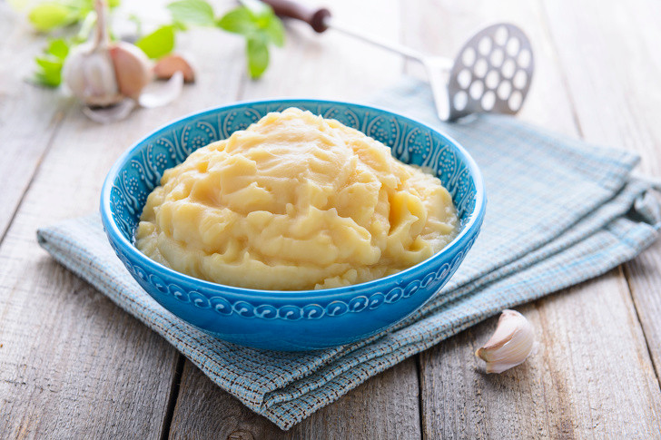 Khoai tây nghiền ăn liền: Để sản xuất khoai tây nghiền ăn liền, người ta thường sử dụng butylhydroxyanisole (ВiT, А320). Viện Y tế Quốc gia đã tiến hành một số nghiên cứu và kết luận rằng chất bảo quản này có khả năng gây hại cho sức khỏe con người. Chất ВiT có thể tìm thấy các sản phẩm khác trong các sản phẩm khác như: thực phẩm đông lạnh, súp và sốt mayonnaise. Chất này bị cấm ở Nhật Bản và một số nước châu Âu.