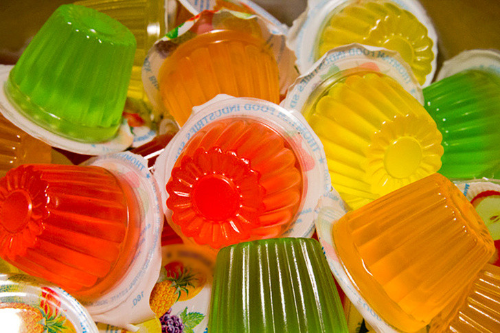 Kẹo gelatin: Theo ủy ban châu Âu, kẹo gelatin trong cốc nhỏ cực kỳ nguy hiểm đối với trẻ em vì chúng là một mối nguy hiểm nghẹt thở. Những đồ ngọt này cũng có thể chứa konjac, một loại sợi bị phồng lên khi tiếp xúc với hơi ẩm và có thể bị mắc kẹt trong cổ họng. Do vậy, kẹo gelatin bị cấm ở Châu Âu, Úc và các nước khác.