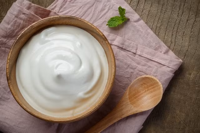 Sữa đông tạo ra nhiệt trong cơ thể khi được ăn buổi tối. Điều này có thể dẫn tới nhiều loại bệnh khác nhau như trào ngược axit, rối loạn tiêu hóa nếu ăn thường xuyên. Theo các chuyên gia, ăn sữa đông buổi tối giống như việc bạn đứng dưới ánh nắng mặt trời buổi chiều.