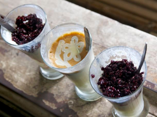 Sữa chua cà phê: Người Hà Nội rất yêu thích tụ tập cà phê với bạn bè. Sữa chua cà phê là một món ăn độc đáo, vượt qua những quy tắc ẩm thực thông thường và khiến không ít du khách bất ngờ. Ngoài ra, người Việt cũng rất yêu thích sữa chua nếp cẩm, nguyên liệu chính từ sữa chua tự làm và một loại xôi nếp có màu tím lên men.