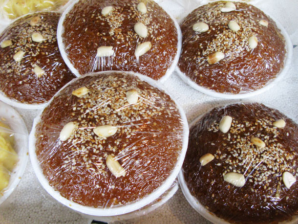 Chè con ong: Đây là món ăn vặt đặc biệt của ẩm thực Hà thành. Nó làm từ xôi gạo nếp nấu với gừng và đường thắng thành vị caramel, rắc thêm ít hạt vừng và đậu phộng. Vị thơm, ngọt kết hợp với gừng cay nồng, thơm nức rất hấp dẫn.