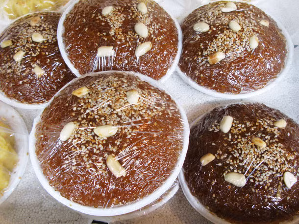 Chè con ong: Đây là món ăn vặt đặc biệt của ẩm thực Hà thành. Nó làm từ xôi gạo nếp nấu với gừng và đường thắng thành vị caramel, rắc thêm ít hạt vừng và đậu phộng. Vị thơm, ngọt kết hợp với gừng cay nồng, thơm nức rất hấp dẫn.