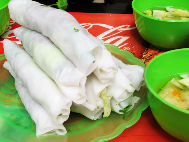 Phở cuốn: Người Hà Nội dùng 1 lớp bánh tráng mỏng như sợi phở bọc hỗn hợp thịt bò băm và rau thơm tươi, dưa góp muối chấm với nước mắm chua ngọt. Phở cuốn rất được người Hà Nội cũng như du khách yêu thích vì kết cấu và hương vị cân bằng, rất dễ ăn.