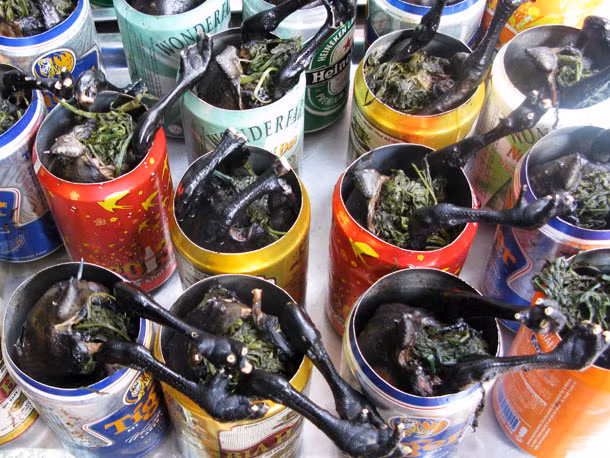 Gà tần: Dù không nhận được nhiều thiện cảm của du khách nhưng món ăn này lại cực thơm ngon bổ dưỡng. Những con gà tần úp ngược trong những chiếc lon, cùng với các loại gia vị không mấy bắt mắt, nhưng hương vị lại ngon tuyệt vời.