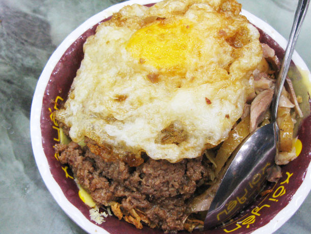 Xôi xéo: Một trong những món ăn quen thuộc ở Hà Nội. Xôi nấu từ gạo nếp với màu vàng của nghệ được phủ lên 1 lớp đậu xanh nghiền nhuyễn, hành phi, thịt, xúc xích hoặc trứng chiên. Nhiều bạn trẻ có thói quen ăn xôi xéo vào bữa sáng uống kèm với 1 ly sữa đậu nành mát lạnh.