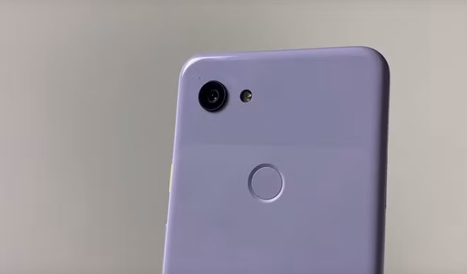 Camera chính của model này có độ phân giải 12,2 MP, khẩu độ f/1.8, hỗ trợ công nghệ chống rung quang học OIS. Ngoài ra, máy còn được tích hợp AI camera, giúp chụp ảnh xóa phông tốt hơn. Pixel 3 Lite chỉ được trang bị một camera selfie 8 MP.