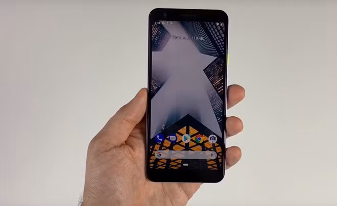 Google thường bị rò rỉ hình ảnh và video về các sản phẩm trước ngày ra mắt. Mẫu Google Pixel 3 Lite xuất hiện trong video của Andro News có thiết kế không quá khác biệt so với Pixel 3. Máy có camera đơn phía sau và viền đen khá dày ở mặt trước.