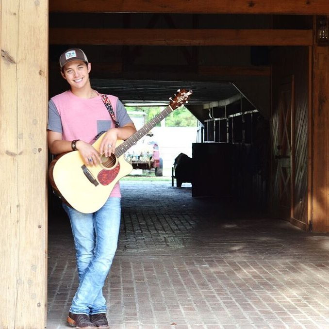 Cây đàn guitar cũng là vật bất ly thân của chàng ca sĩ trẻ. Ảnh: FBNV.