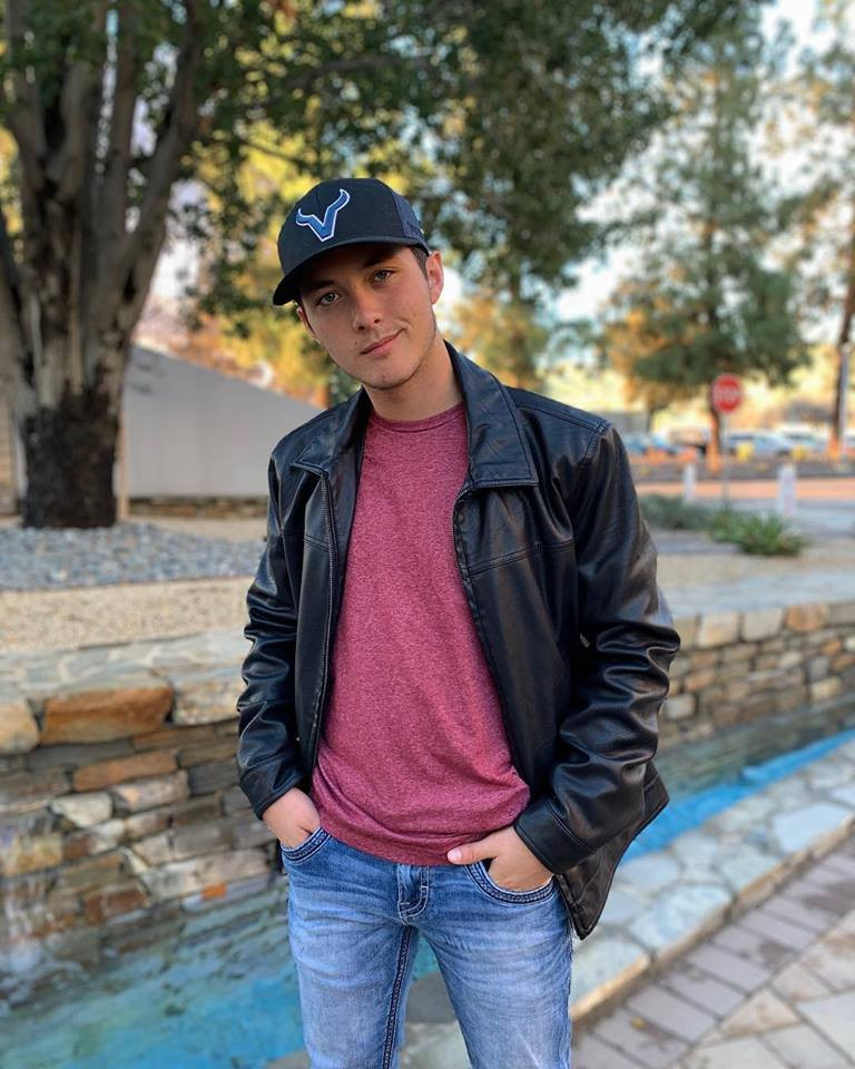 Khác với trên sân khấu, Hardy ngoài đời có phong cách bụi bặm và giản dị hơn.