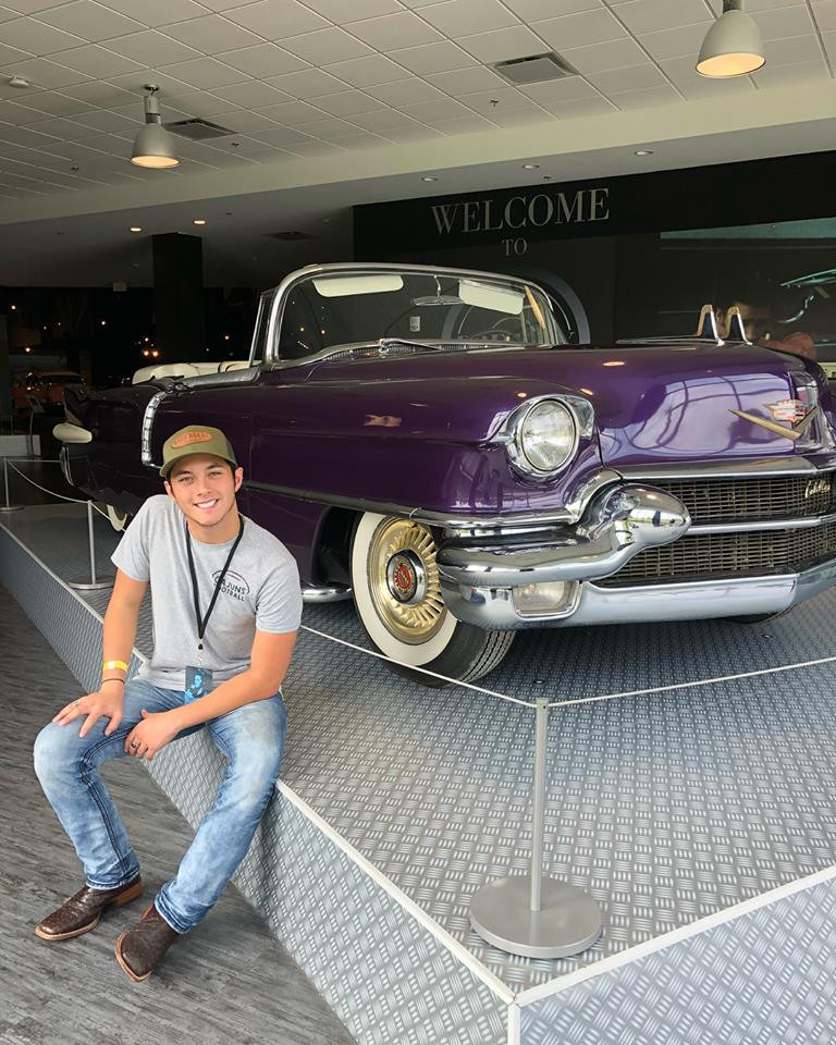 Áo phông và quần jean là trang phục thường thấy của Hardy.