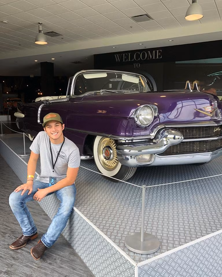 Áo phông và quần jean là trang phục thường thấy của Hardy.