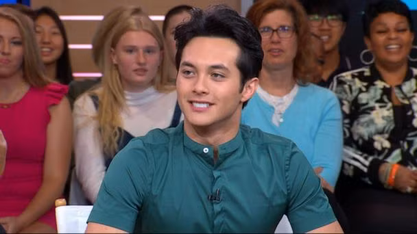 Khi thì anh chàng diện sơ mi bảnh bao.