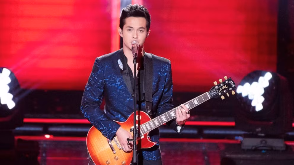 Lên sân khấu, chàng trai 19 tuổi thường mặc vest lịch lãm.