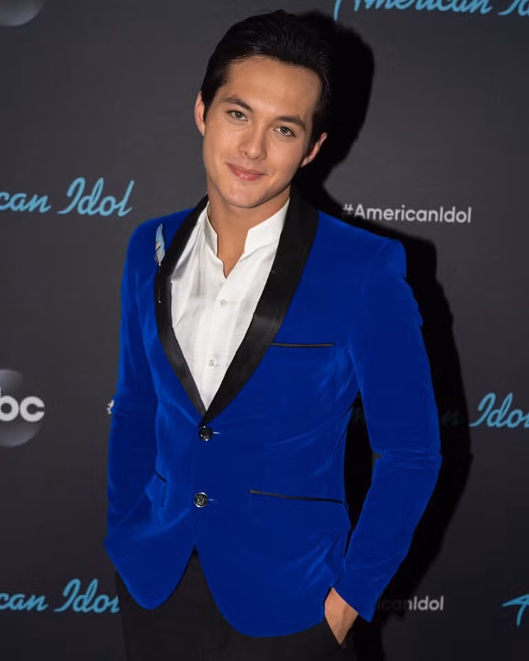 Phong cách thời trang lịch lãm của Laine Hardy khiến bao cô gái mê mẩn.