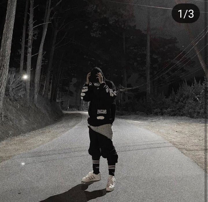 Có lẽ phong cách thời trang của Việt Hoàng cũng một phần chịu sự ảnh hưởng của người anh trai yêu quý của mình. Tuy nhiên, nếu Sơn Tùng khá màu mè, sặc sỡ và không ngại bất cứ thể loại trang phục, màu sắc gì thì cậu em có vẻ là người tối giản hơn khi chỉ yêu thích hai gam màu đen - trắng.