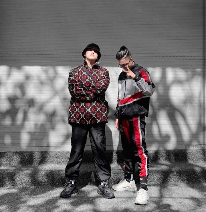 Anh chàng thường chọn cho mình những bộ đồ thể thao thoải mái nhưng đi theo "chất" của giới underground.