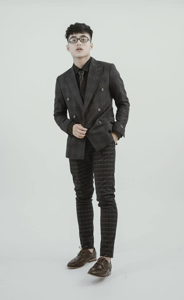 Đôi khi, em trai Sơn Tùng lại trở nên vô cùng lịch lãm với bộ suit và dày da.