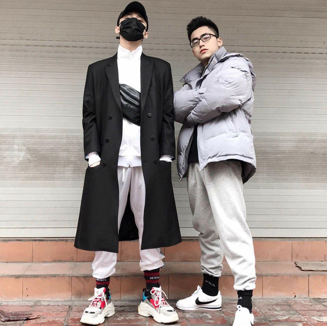 Không kém cạnh khi đứng cạnh anh trai Sơn Tùng, Việt Hoàng chọn cho mình đôi Nike Cortez cổ điển, đi cùng tất Fila đen, quần jogger và chiếc áo phao đến từ thương hiệu Balenciaga có giá lên tới 3.000 USD.