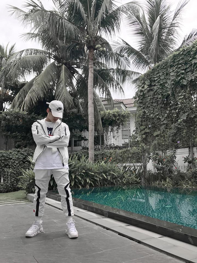 Bên cạnh vẻ ngoài điển trai, Việt Hoàng - em trai Sơn Tùng M-TP - còn biết kết hợp trang phục theo phong cách khá "ngầu".