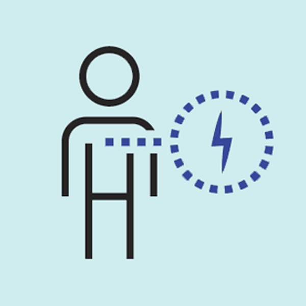 Đau lồng ngực: Đau lồng ngực mãn tính là một trong những dấu hiệu rõ rệt nhất của bệnh ung thư phổi, đặc biệt nếu cơn đau trở nên dữ dội hơn khi hít thở sâu, khi ho hoặc khi cười. Hãy lưu ý nếu cơn đau lan ra cả sau lưng, dù cơn đau dạng âm ỉ hay nhức nhối, bạn cũng nên đến gặp bác sĩ để kiểm tra.