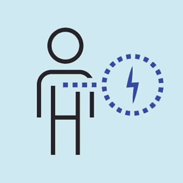 Đau lồng ngực: Đau lồng ngực mãn tính là một trong những dấu hiệu rõ rệt nhất của bệnh ung thư phổi, đặc biệt nếu cơn đau trở nên dữ dội hơn khi hít thở sâu, khi ho hoặc khi cười. Hãy lưu ý nếu cơn đau lan ra cả sau lưng, dù cơn đau dạng âm ỉ hay nhức nhối, bạn cũng nên đến gặp bác sĩ để kiểm tra.