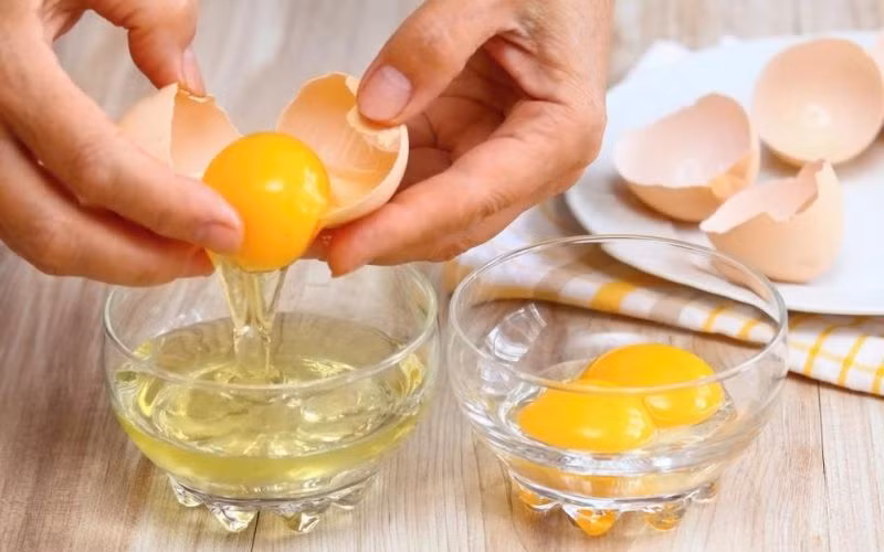 Bạn cũng có thể sử dụng lòng trắng trứng gà sống và thoa trực tiếp lên vùng mụn đầu đen trong vòng 10 phút, sau đó rửa sạch lại với nước. Bạn nên áp dụng phương pháp này 3 lần/tuần để thu được kết quả tốt nhất. Ảnh: Internet. 