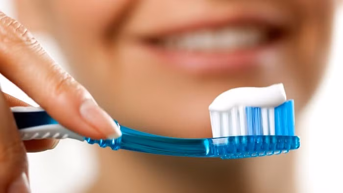 Bạn chỉ cần thoa kem đánh răng lên vùng mũi bị mụn đầu đen, để khô trong 25 phút rồi rửa sạch lại với nước. Áp dụng cách này hai ngày một lần liên tục trong hai tuần, bạn sẽ thấy hiệu quả rõ rệt.