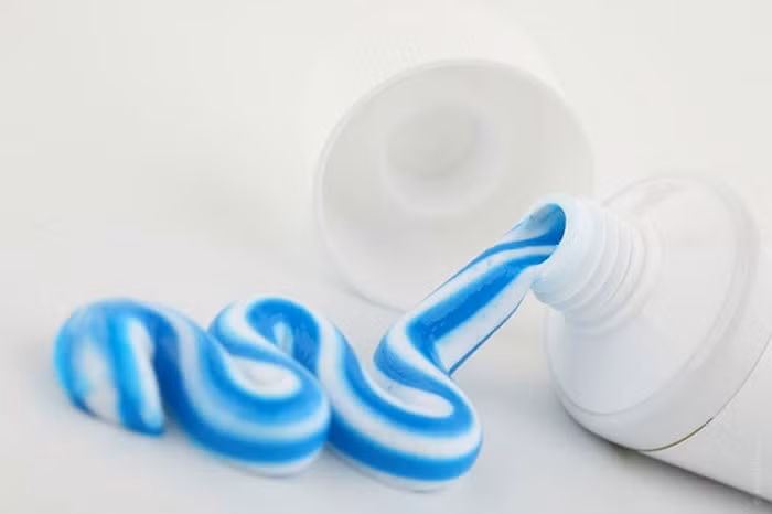 Ít ai ngờ rằng, trong kem đánh răng có chứa nhiều thành phần giúp tiêu diệt vi khuẩn gây mụn. Vì thế mà kem đánh răng còn được sử dụng để trị mụn đầu đen ở vùng mũi.