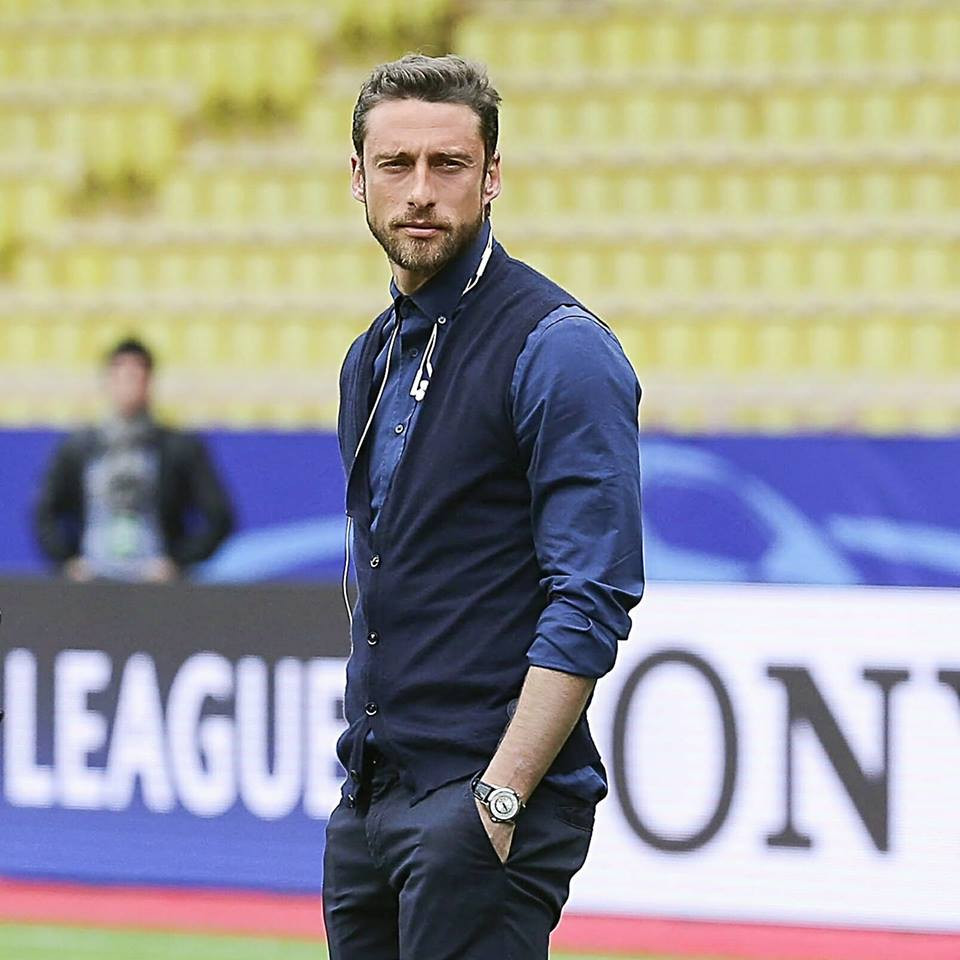 Anh chàng xuất hiện bảnh bao trong set áo sơ mi, áo len gile và quần âu.