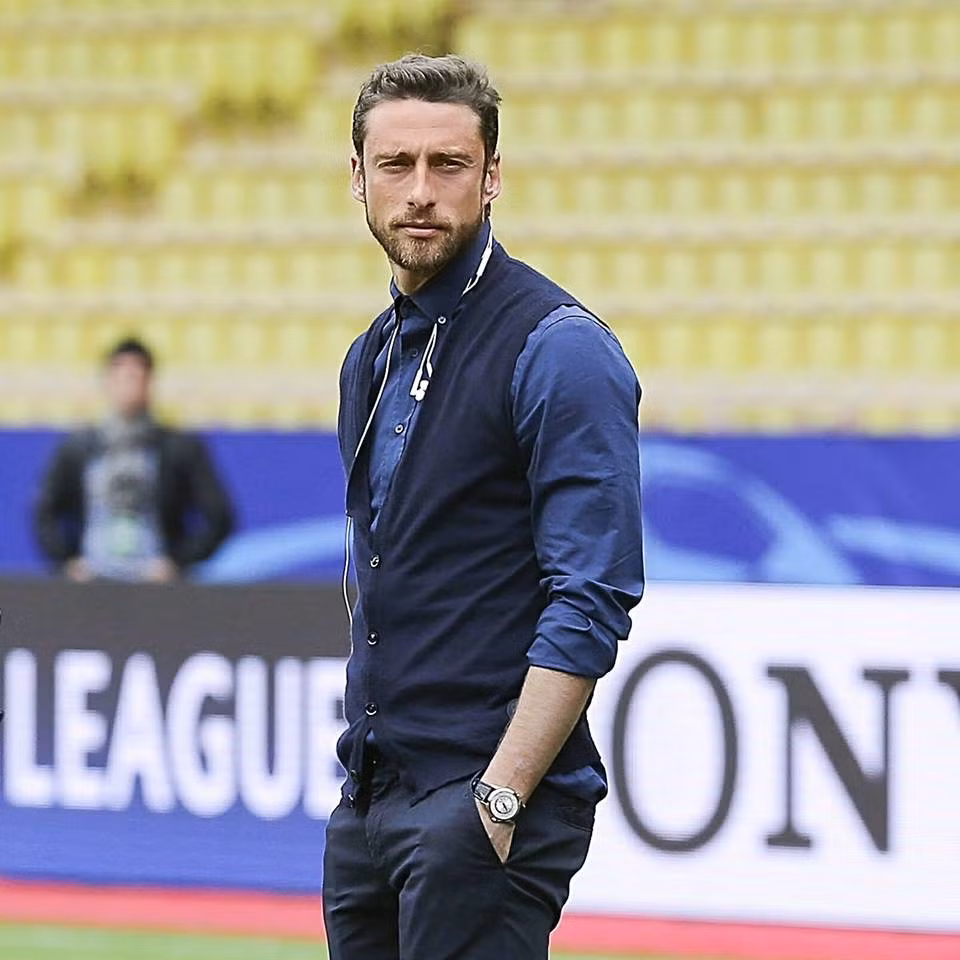 Anh chàng xuất hiện bảnh bao trong set áo sơ mi, áo len gile và quần âu.