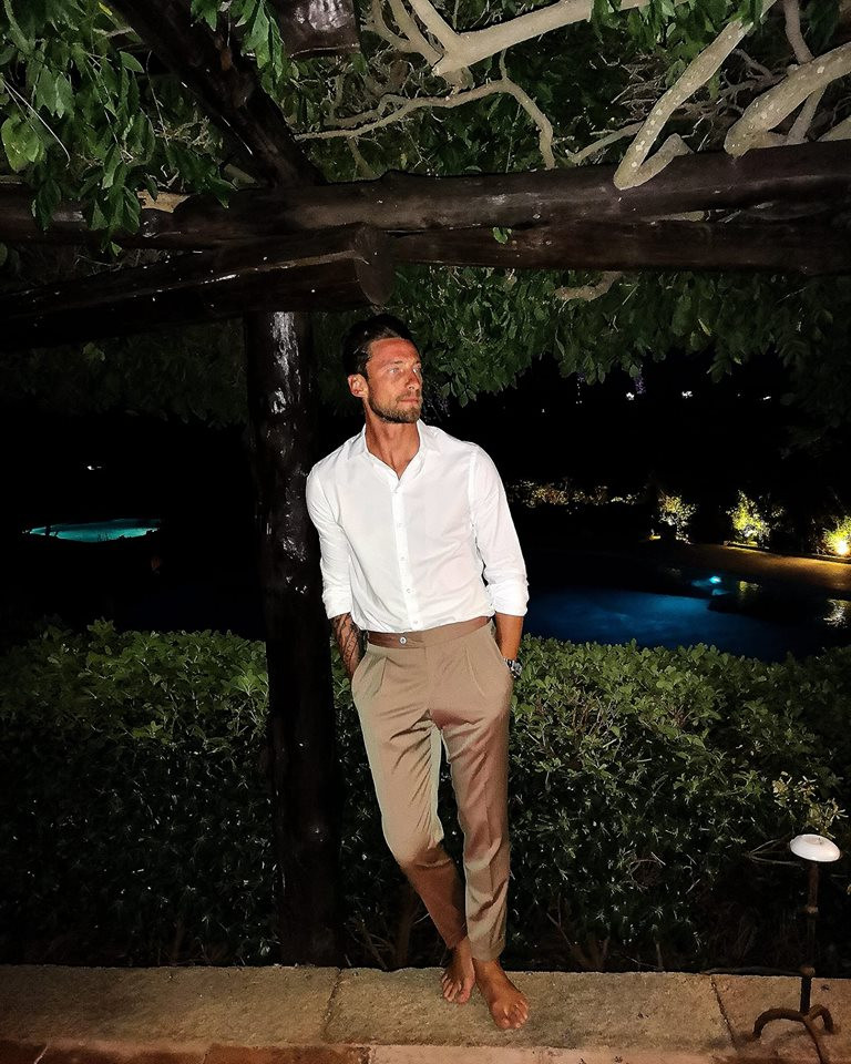 "Soái ca" sơ mi trắng trông vẫn rất lãng tử dù đang đi chân đất.